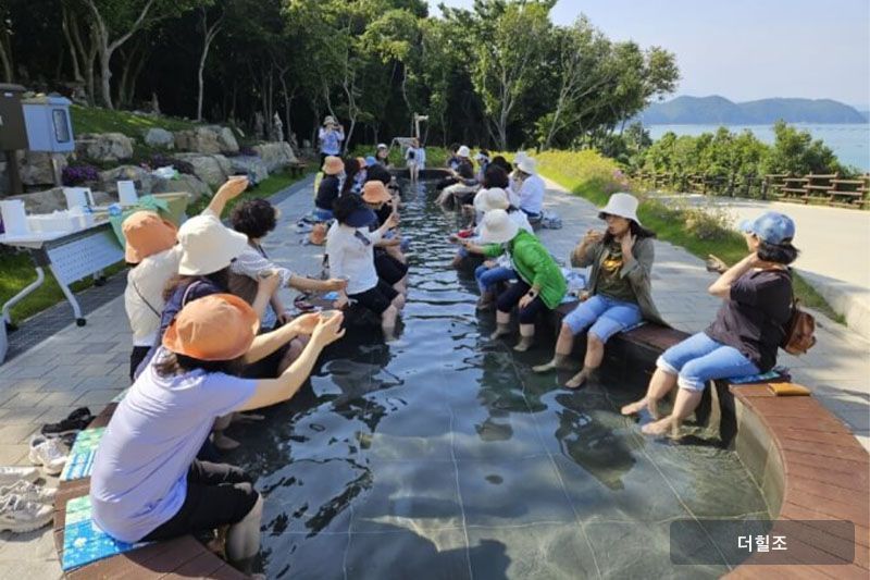 전라남도 완도군 '약산 해안치유의 숲'에서 관광객들이 프로그램 체험을 하고 있다.