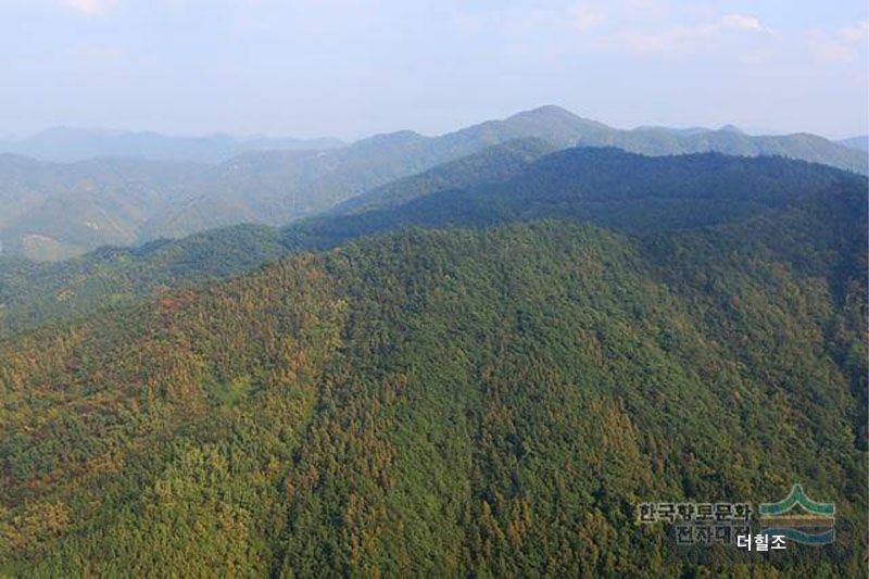 국사봉은 전라남도 영암군 금정면 남송리·연소리와 장흥군 유치면 반월리의 경계에 있는 산이다.