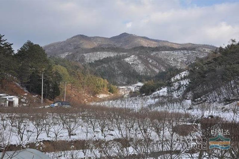 국사봉은 무등산에서 이어지는 호남 정맥에서 남서쪽으로 갈라져 나와 월출산으로 뻗어가는 능선에 위치한다. | 한국학중앙연구원