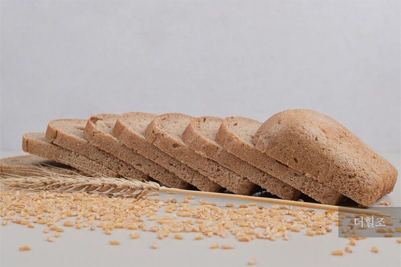 통밀빵은 체내 혈당을 천천히 올려 포만감이 오래 유지되게 해준다. | freepik